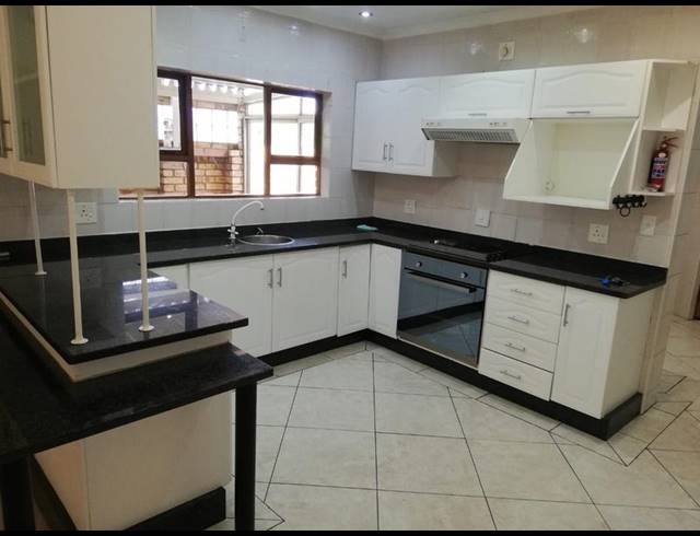 2 BEDROOM TOWNHOUSE FOR SALE IN VANDERBIJLPARK SW 5